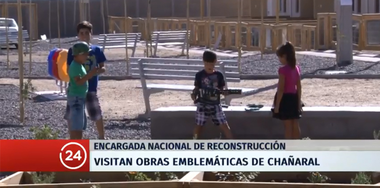 Pantallazo de noticia de 24horas tvn Encargada nacional de Reconstrucción visitó Villa Oasis de Chañaral