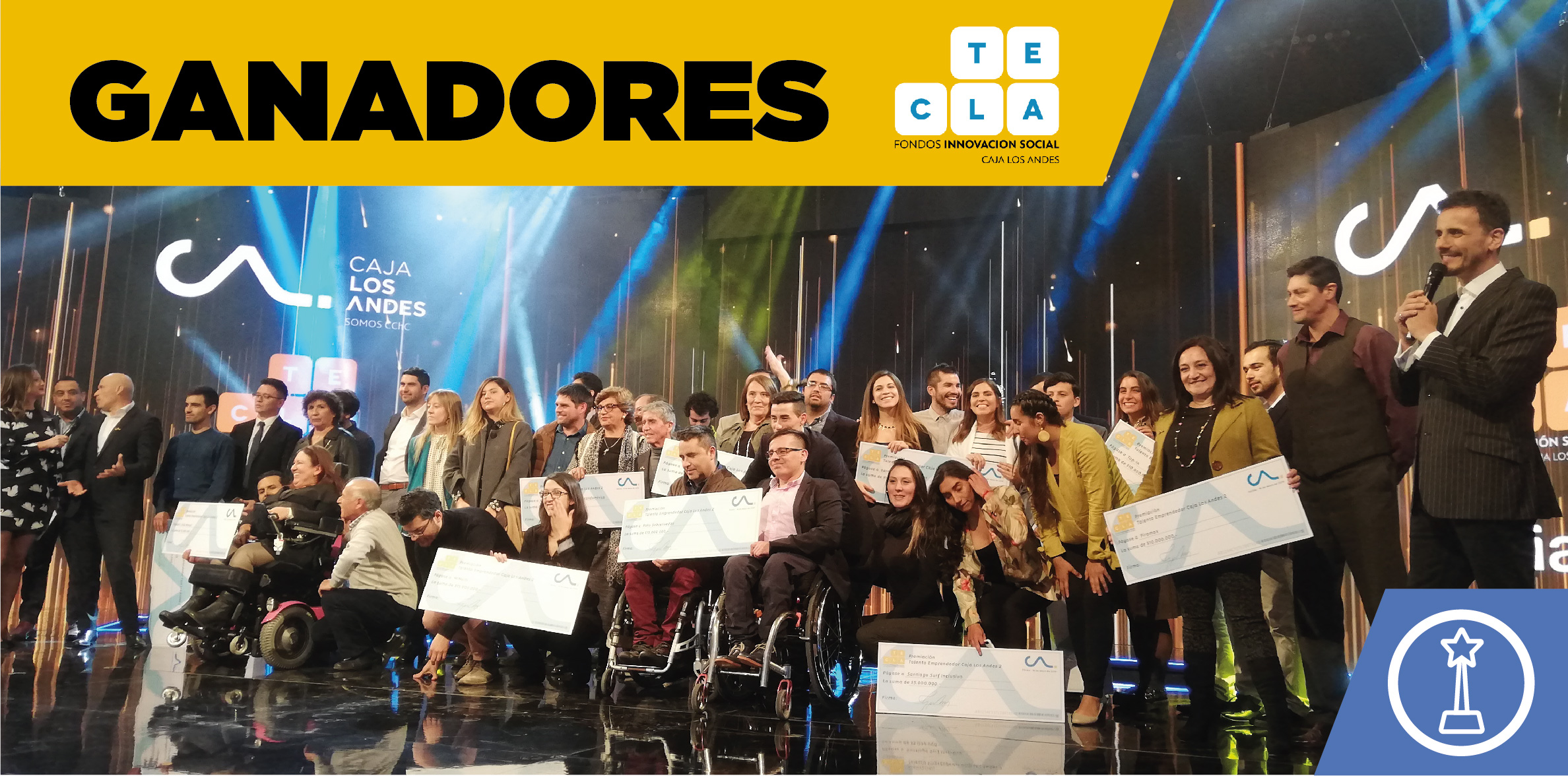 Premiación a emprendedores que resultaron finalistas. Un grupo de personas sosteniendo un cheque gigante