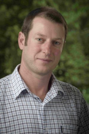 JohnMoore, neozelandés PhD en Recursos Forestales de la Universidad Estatal de Oregón y un B.E en Ingeniería Forestal de la Universidad de Canterbury
