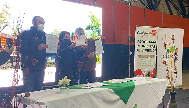 Dos hombres y una mujer muestran la firma del  convenio Barrio Ecosustentable Mininco Sur