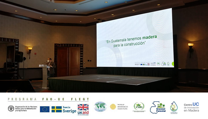 Un hombre hablando en un podio en un auditorio con un fondo de una diapositiva con la frase "En Guatemala tenemos madera para la construcción" en vento y taller de capacitación “Mañana de la madera”, organizado por la Gremial Forestal de Guatemala.