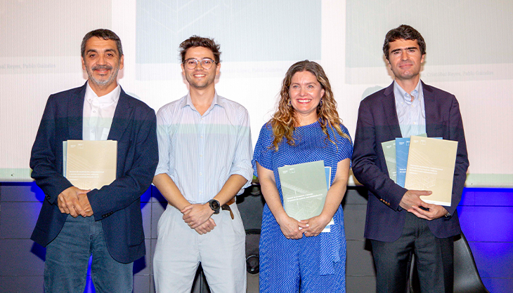 Entrega de los CLT Handbooks a Gabriela Elgueta, Subsecretaria de Vivienda y Urbanismo; Juan Pablo Pereira, Presidente del Directorio CIM UC, en representación de las empresas socias; José Luis Almazán, Director Académico CIM UC.