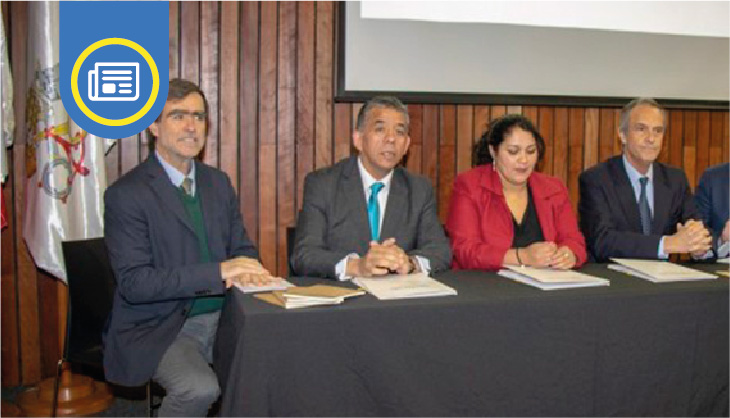  Director del CIM, Juan José Ugarte junto a tres personas, dos hombres y una mujer en una mesa firmando convenio para la construcción de Villa Ecosustentable Mininco