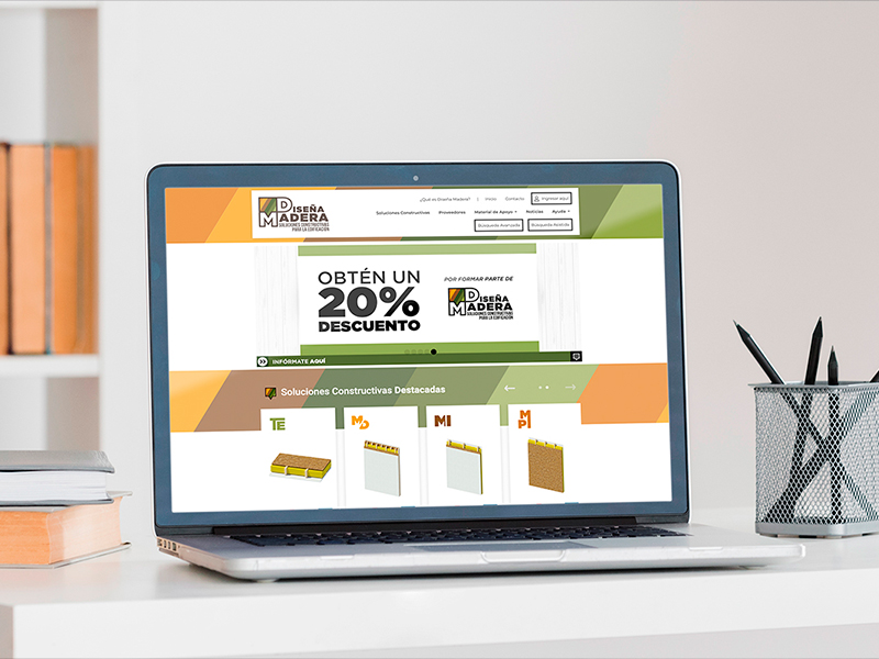 Computador mostrando la plataforma web Diseña Madera
